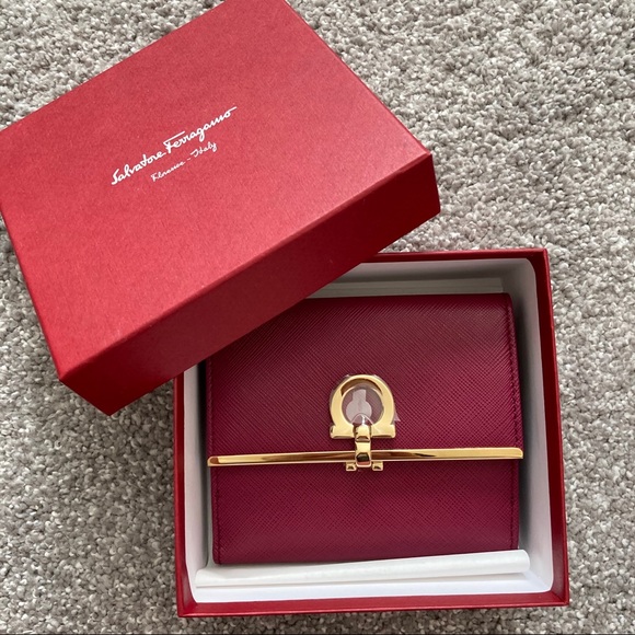 Salvatore Ferragamo women’s wallet NWT - Picture 1 of 7